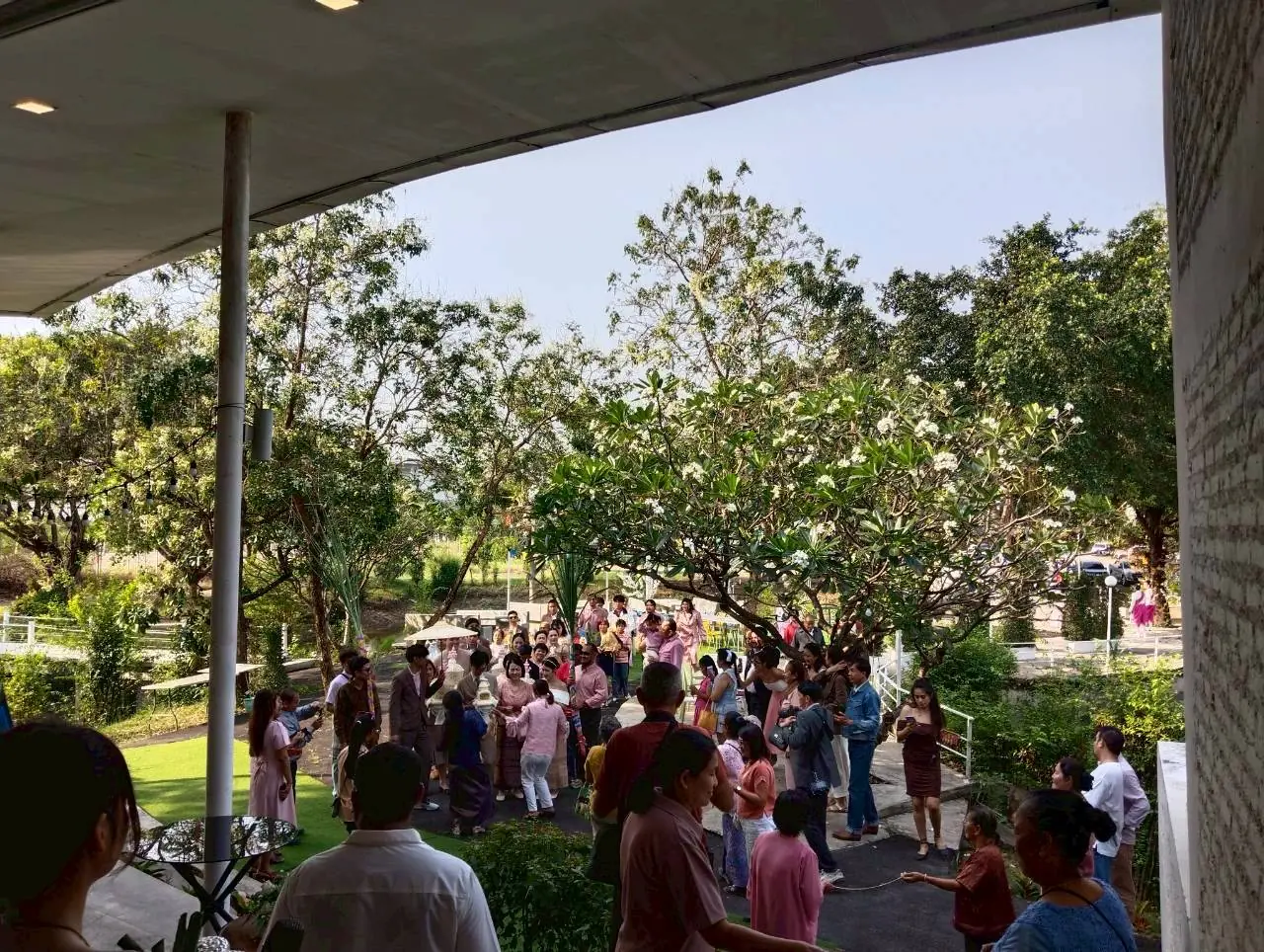 ผู้เข้าร่วมงานสัมมนา บรรยากาศสวนร่มรื่น ต้นทองหลาง