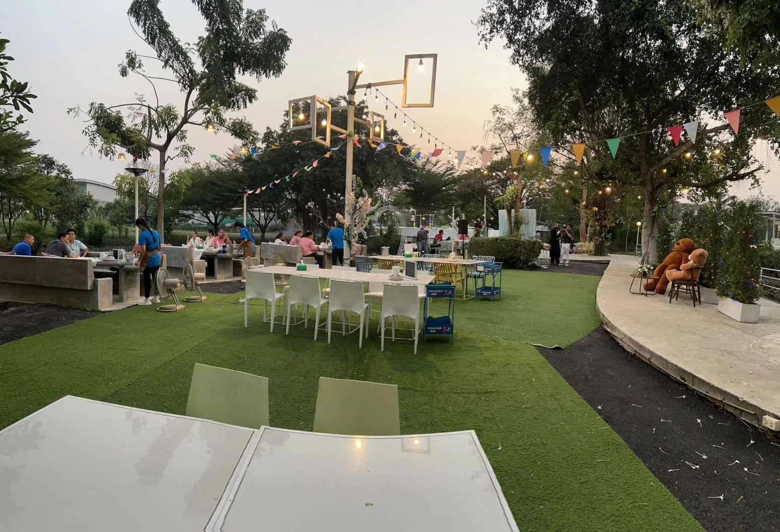 สวนจัดงานกลางแจ้งยามเย็น ไฟประดับสวยงาม เหมาะงานแต่งงาน