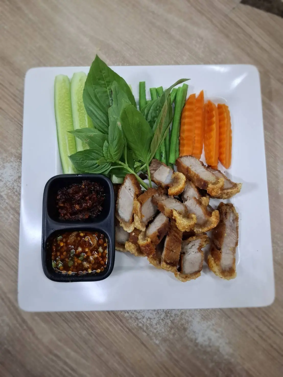 หมูกรอบจิ้มแจ่ว