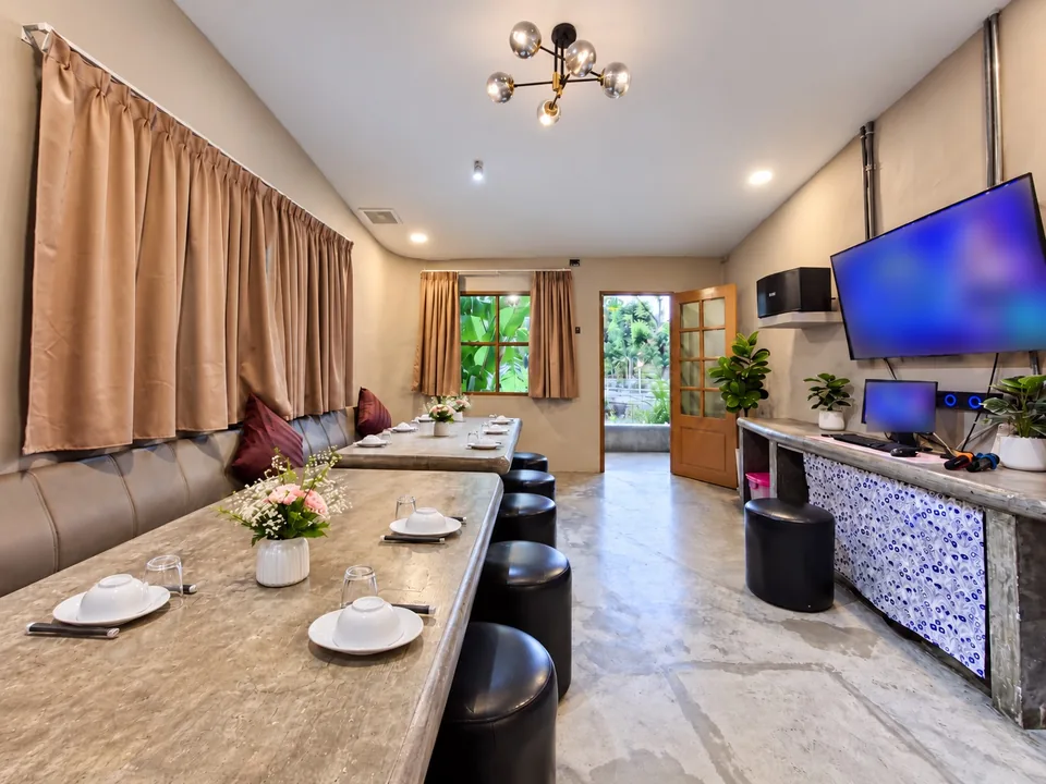 ห้องจามจุรี ห้องคาราโอเกะส่วนตัว 14–18 ท่าน โต๊ะยาว โซฟาริมผนัง จอทีวีและชุดคาราโอเกะ