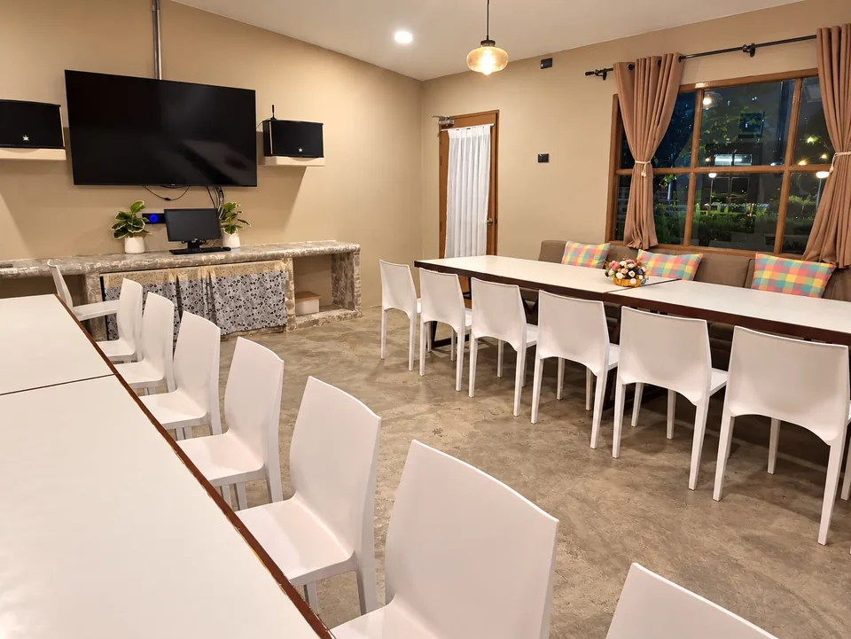 ห้องยูงทอง ห้องคาราโอเกะส่วนตัว ในห้องรองรับ 25–28 ท่าน โต๊ะยาว 2 แถว เก้าอี้ขาว จอทีวีและลำโพงคาราโอเกะ