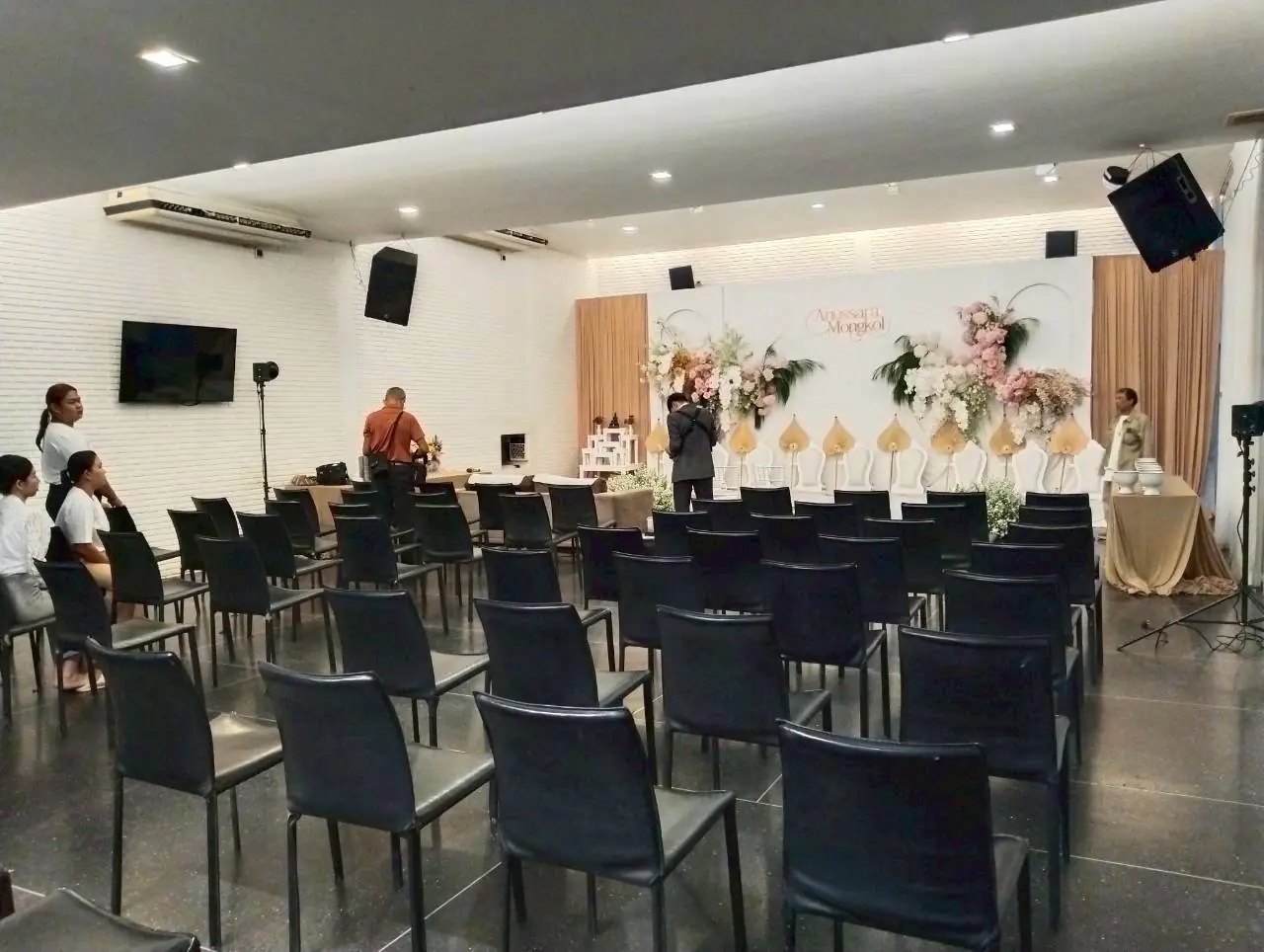 ห้องประชุมขนาดใหญ่ จัดเก้าอี้แถว รองรับ 200 ท่าน อาคารต้นทองหลาง