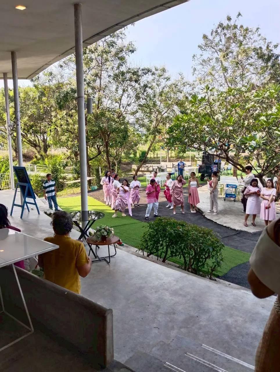 งานจัดเลี้ยงกลางแจ้ง แขกแต่งกายสวยงาม บรรยากาศอบอุ่น