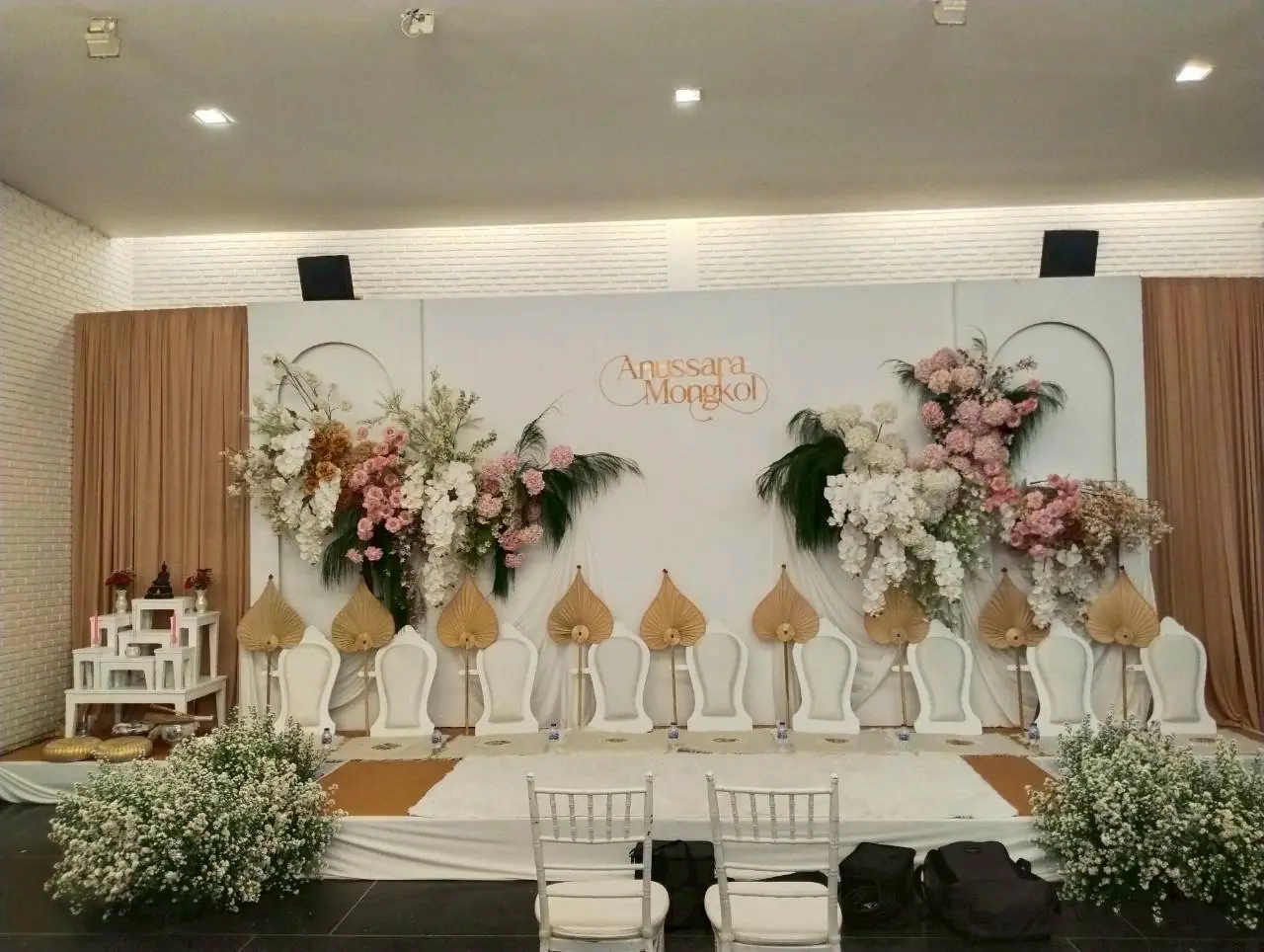 เวทีจัดงานแต่งงาน ตกแต่งดอกไม้สวยงาม สวนอาหารต้นทองหลาง ปากเกร็ด